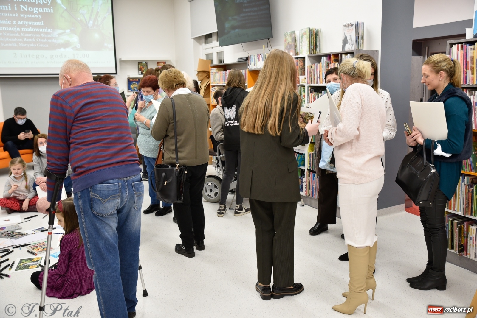 Zdjęcie w galerii na portalu naszraciborz.pl: Nie prosimy o litość. Sztuka artystów malujących ustami i nogami pokazana w Raciborzu wiadomości z regionu