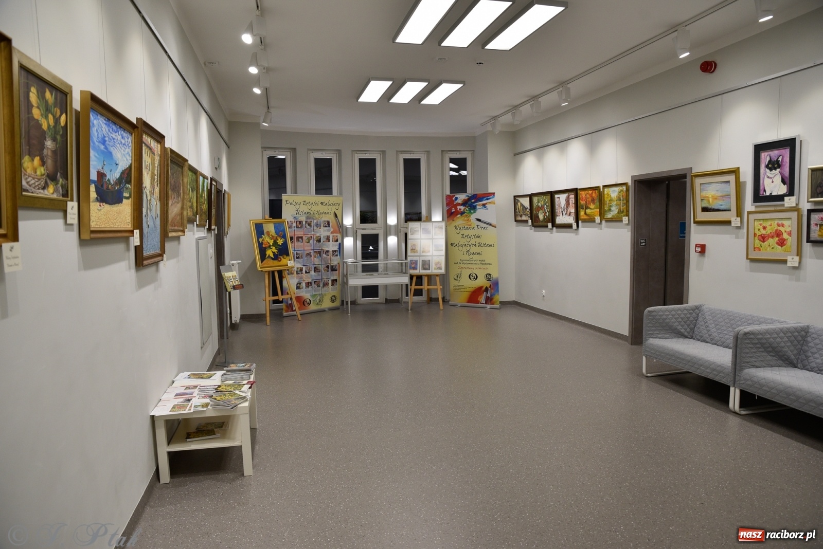 Zdjęcie w galerii na portalu naszraciborz.pl: Nie prosimy o litość. Sztuka artystów malujących ustami i nogami pokazana w Raciborzu wiadomości z regionu