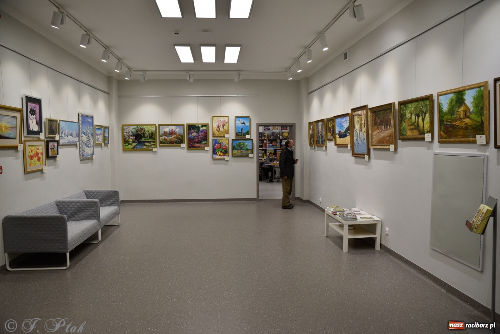 Zdjęcie w galerii na portalu naszraciborz.pl: Nie prosimy o litość. Sztuka artystów malujących ustami i nogami pokazana w Raciborzu wiadomości z regionu