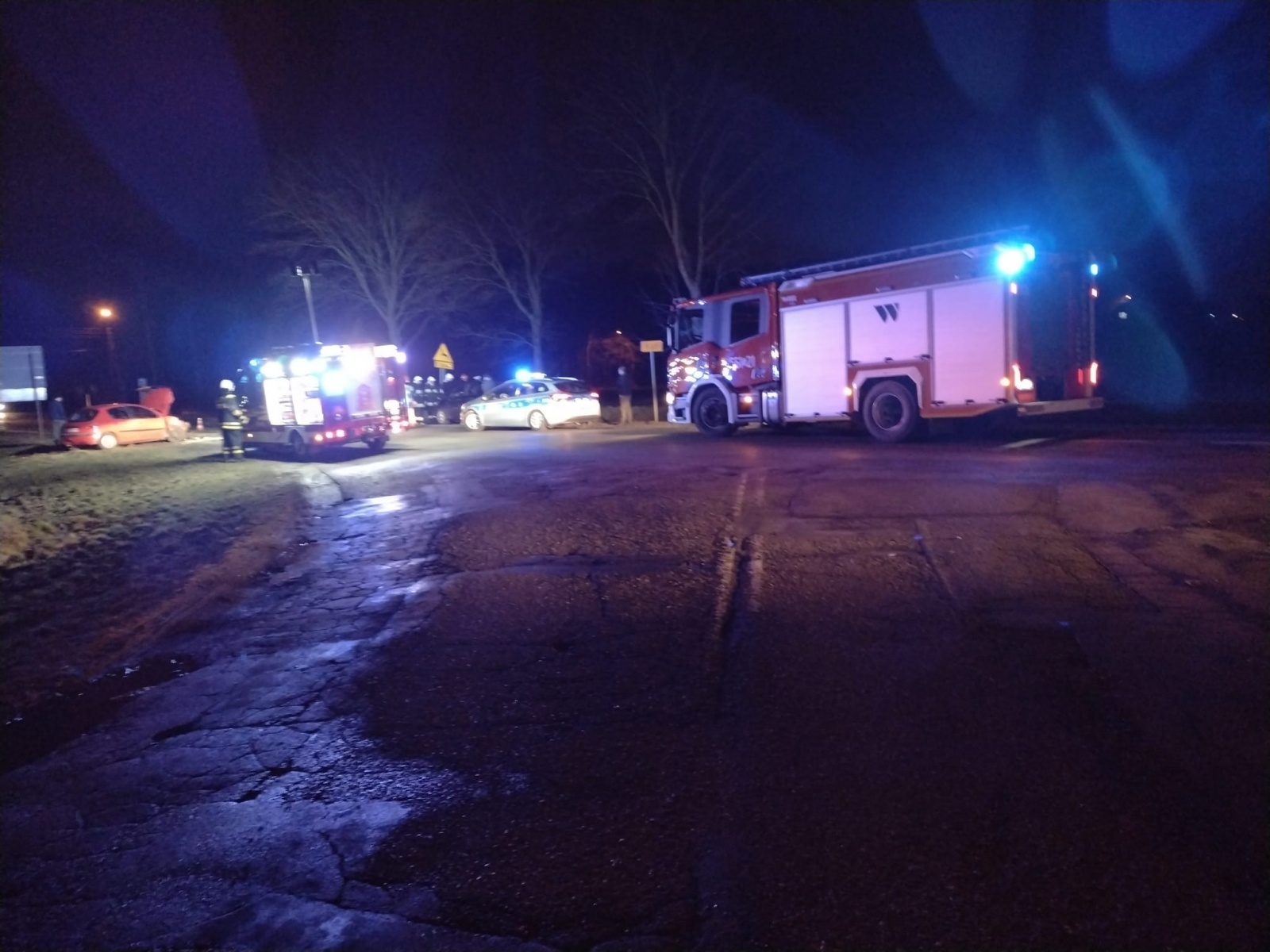 Zdjęcie w galerii na portalu naszraciborz.pl: Zderzenie trzech pojazdów na DW 935 Racibórz-Rybnik wiadomości z regionu