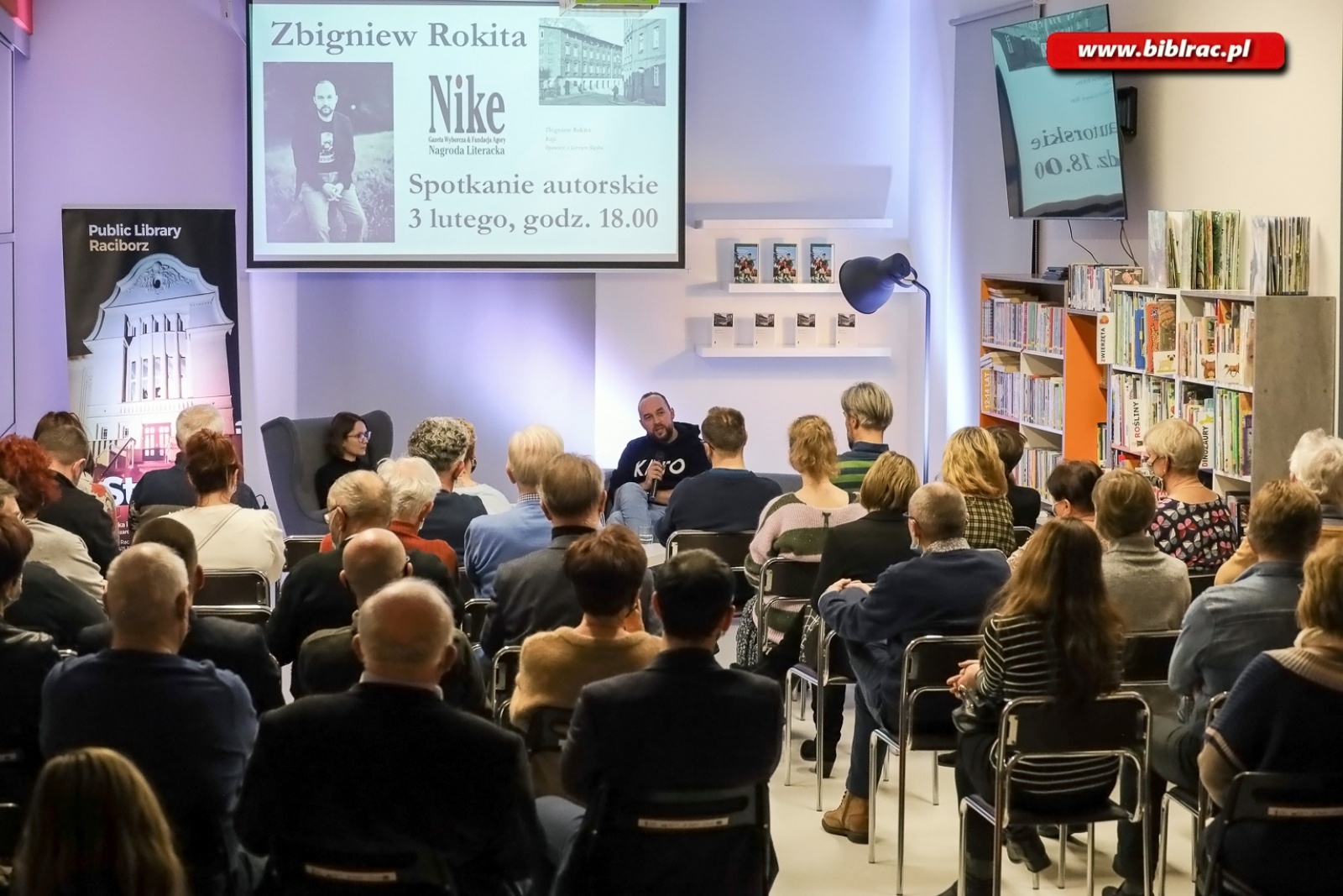 Zdjęcie w galerii na portalu naszraciborz.pl: Kajś tam jest Racibórz – Zbigniew Rokita w bibliotece wiadomości z regionu