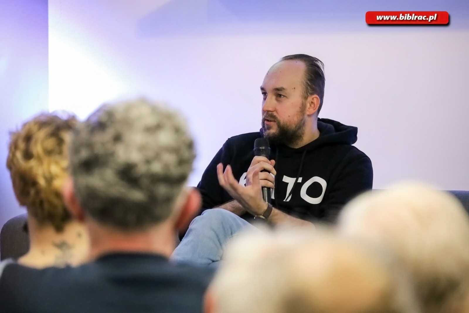 Zdjęcie w galerii na portalu naszraciborz.pl: Kajś tam jest Racibórz – Zbigniew Rokita w bibliotece wiadomości z regionu