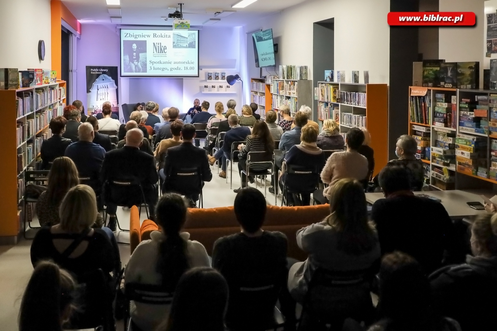 Zdjęcie w galerii na portalu naszraciborz.pl: Kajś tam jest Racibórz – Zbigniew Rokita w bibliotece wiadomości z regionu