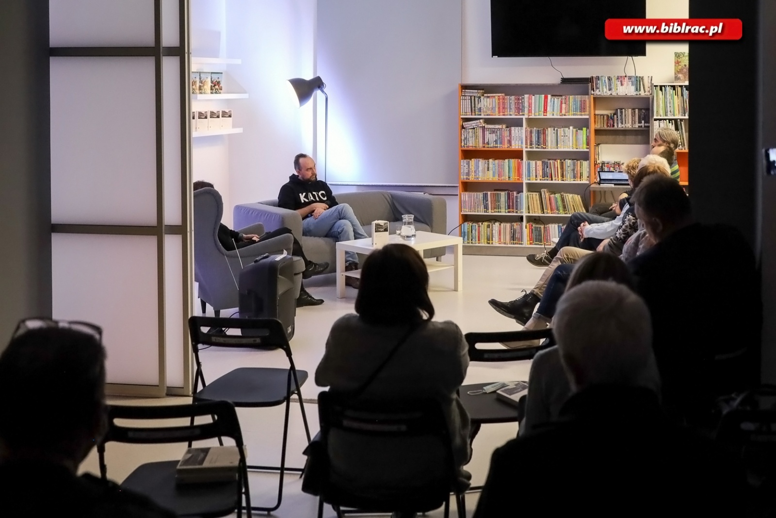 Zdjęcie w galerii na portalu naszraciborz.pl: Kajś tam jest Racibórz – Zbigniew Rokita w bibliotece wiadomości z regionu