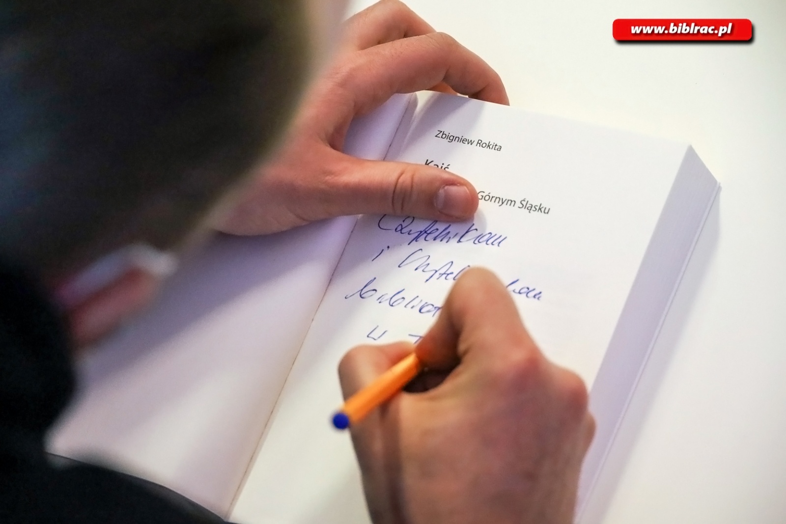 Zdjęcie w galerii na portalu naszraciborz.pl: Kajś tam jest Racibórz – Zbigniew Rokita w bibliotece wiadomości z regionu