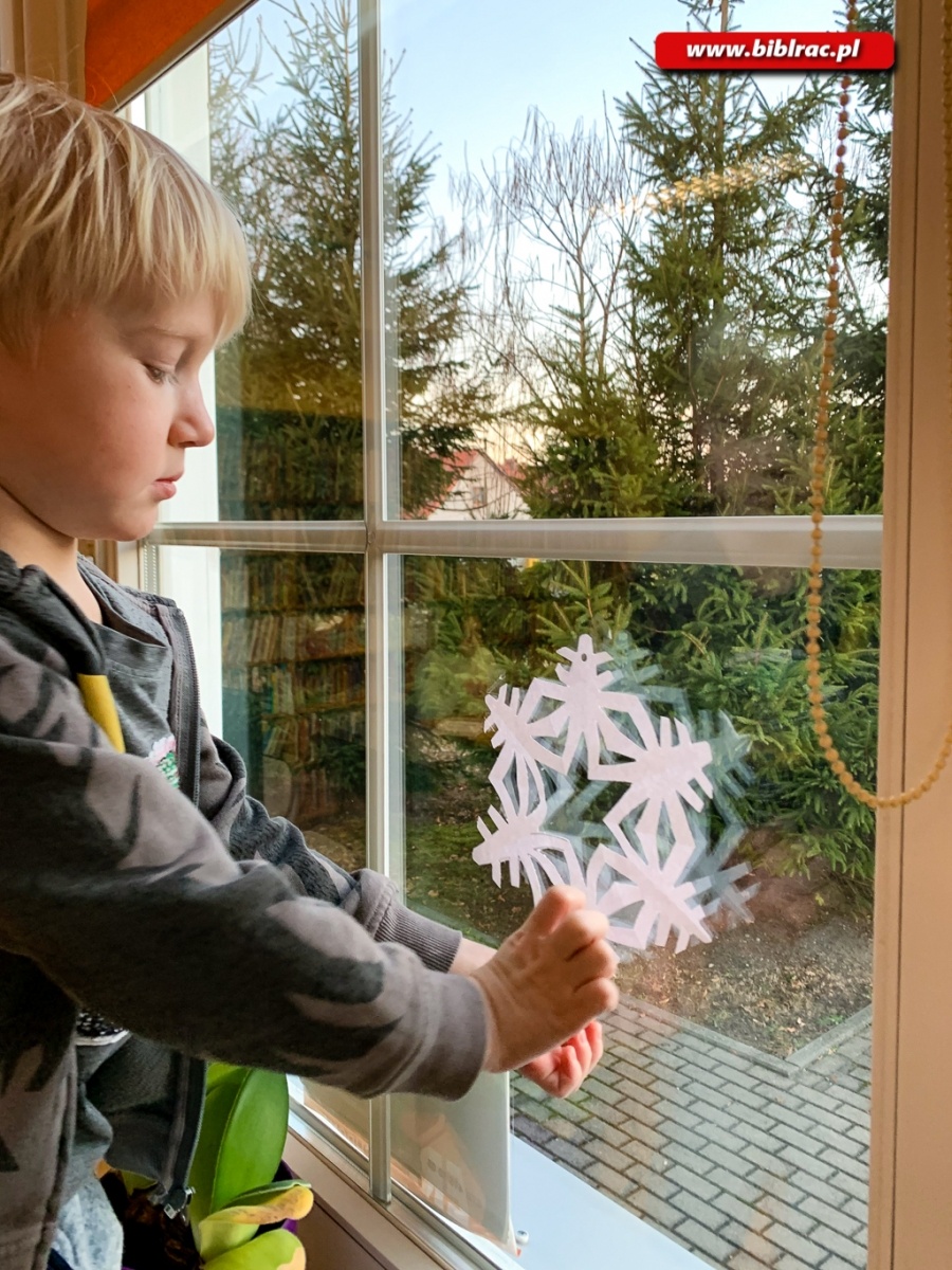 Zdjęcie w galerii na portalu naszraciborz.pl: Piękne pisanie i papierowe śnieżki w bibliotece na Ocicach wiadomości z regionu