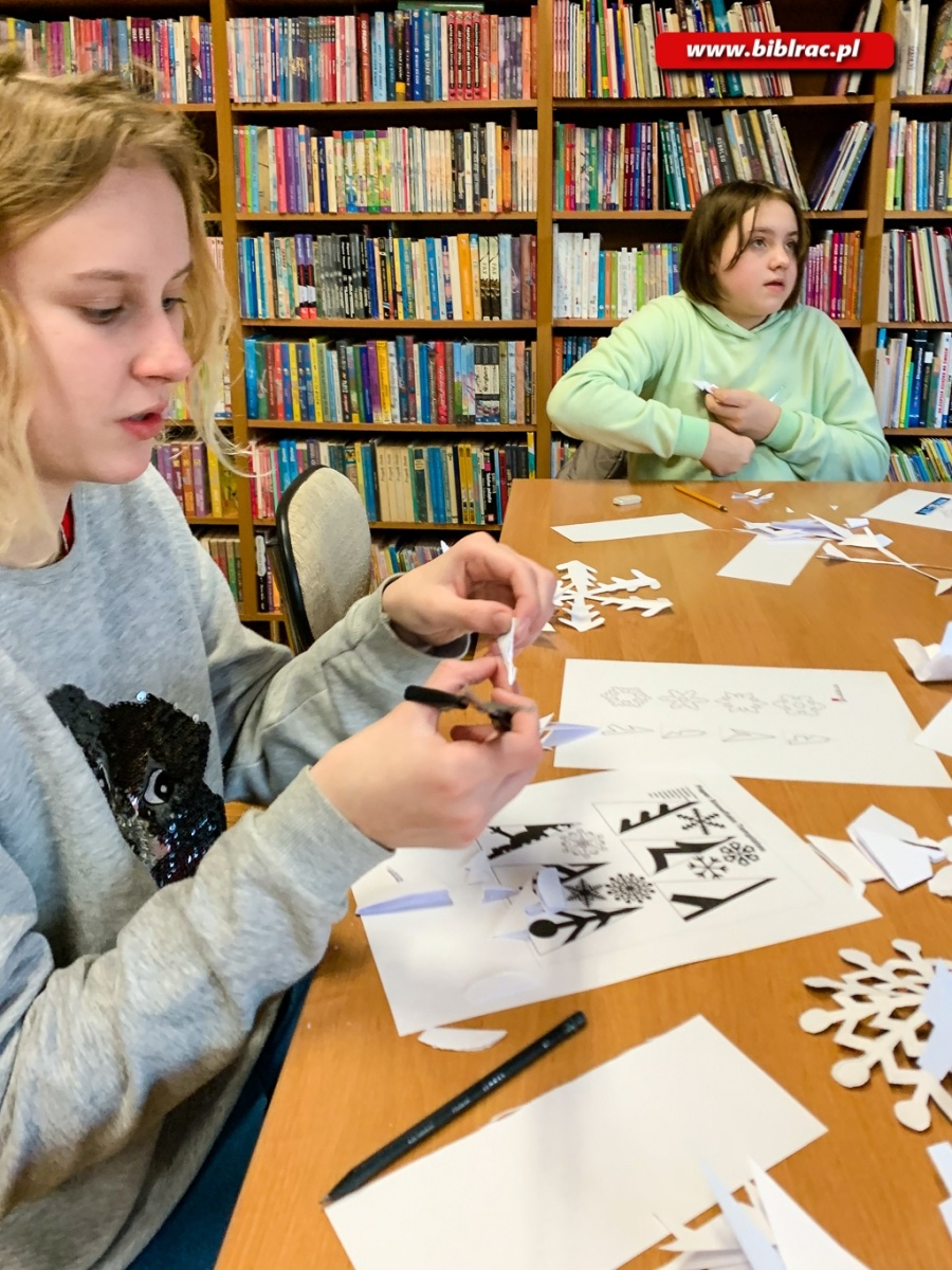 Zdjęcie w galerii na portalu naszraciborz.pl: Piękne pisanie i papierowe śnieżki w bibliotece na Ocicach wiadomości z regionu