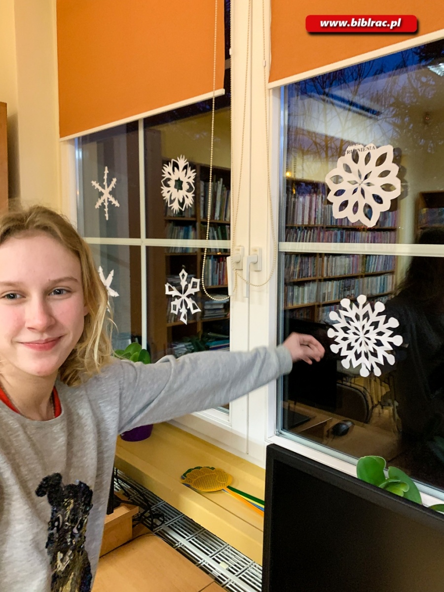 Zdjęcie w galerii na portalu naszraciborz.pl: Piękne pisanie i papierowe śnieżki w bibliotece na Ocicach wiadomości z regionu