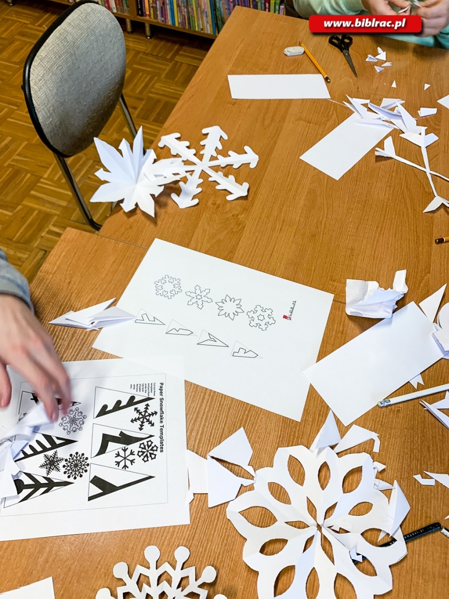 Zdjęcie w galerii na portalu naszraciborz.pl: Piękne pisanie i papierowe śnieżki w bibliotece na Ocicach wiadomości z regionu