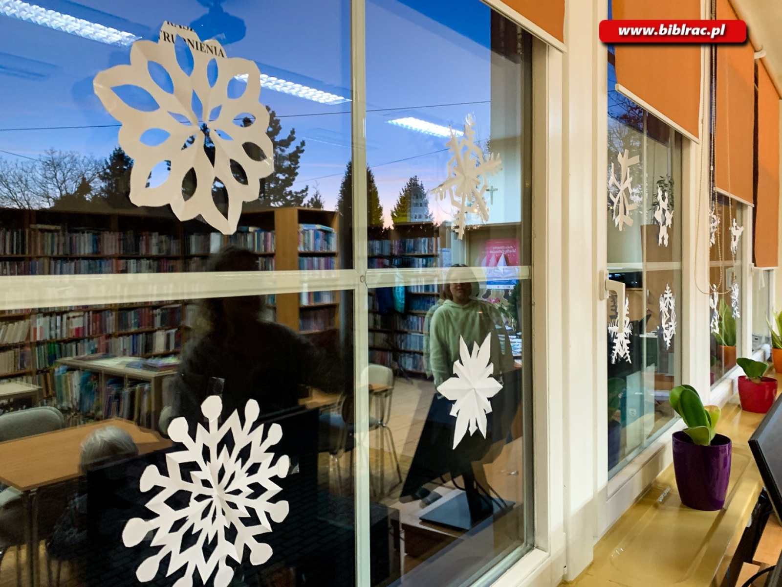Zdjęcie w galerii na portalu naszraciborz.pl: Piękne pisanie i papierowe śnieżki w bibliotece na Ocicach wiadomości z regionu