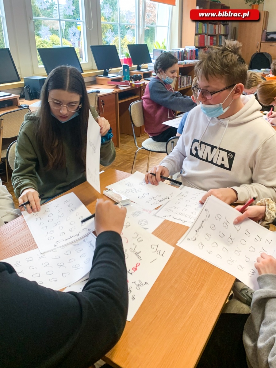 Zdjęcie w galerii na portalu naszraciborz.pl: Piękne pisanie i papierowe śnieżki w bibliotece na Ocicach wiadomości z regionu