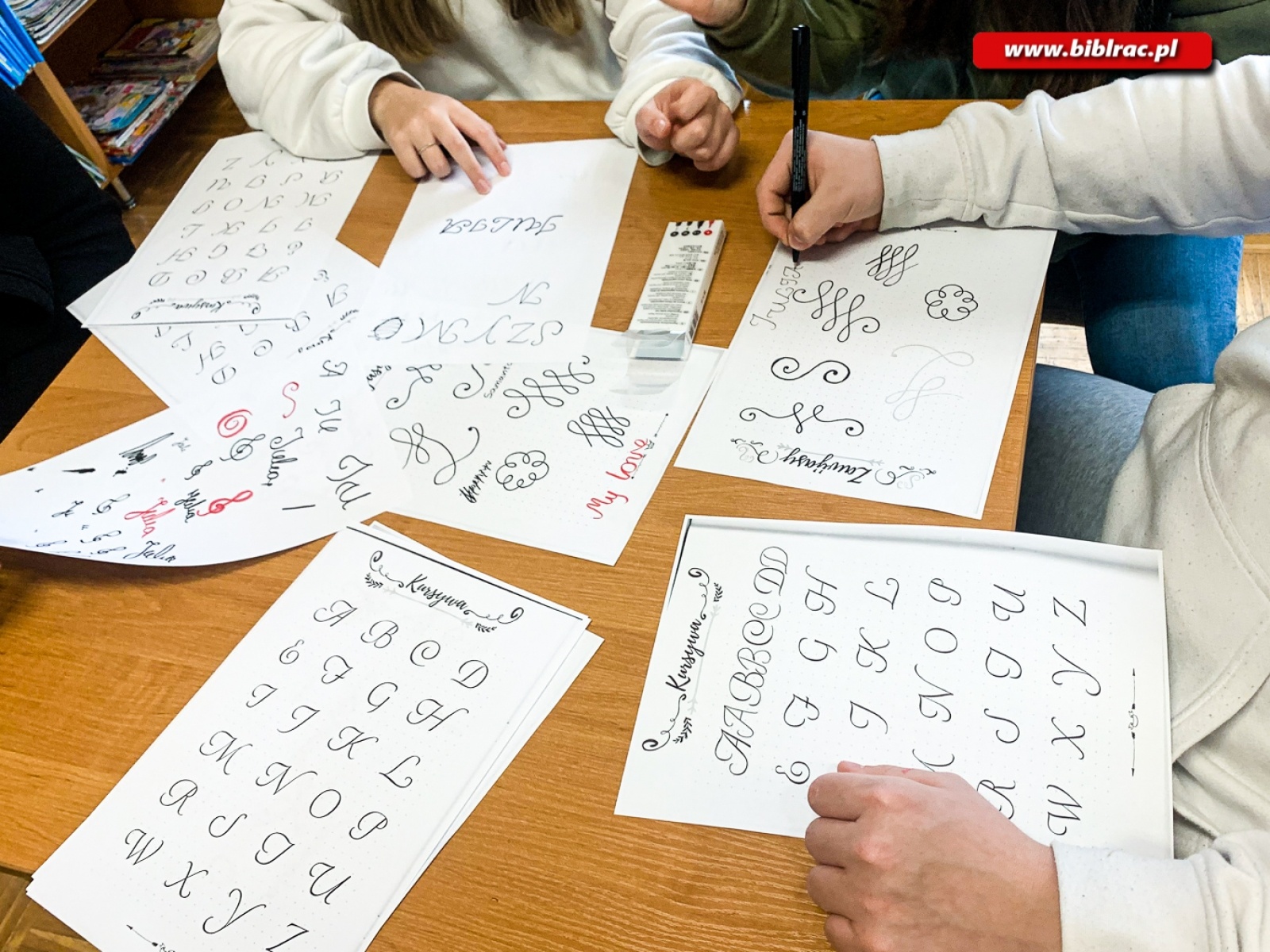 Zdjęcie w galerii na portalu naszraciborz.pl: Piękne pisanie i papierowe śnieżki w bibliotece na Ocicach wiadomości z regionu