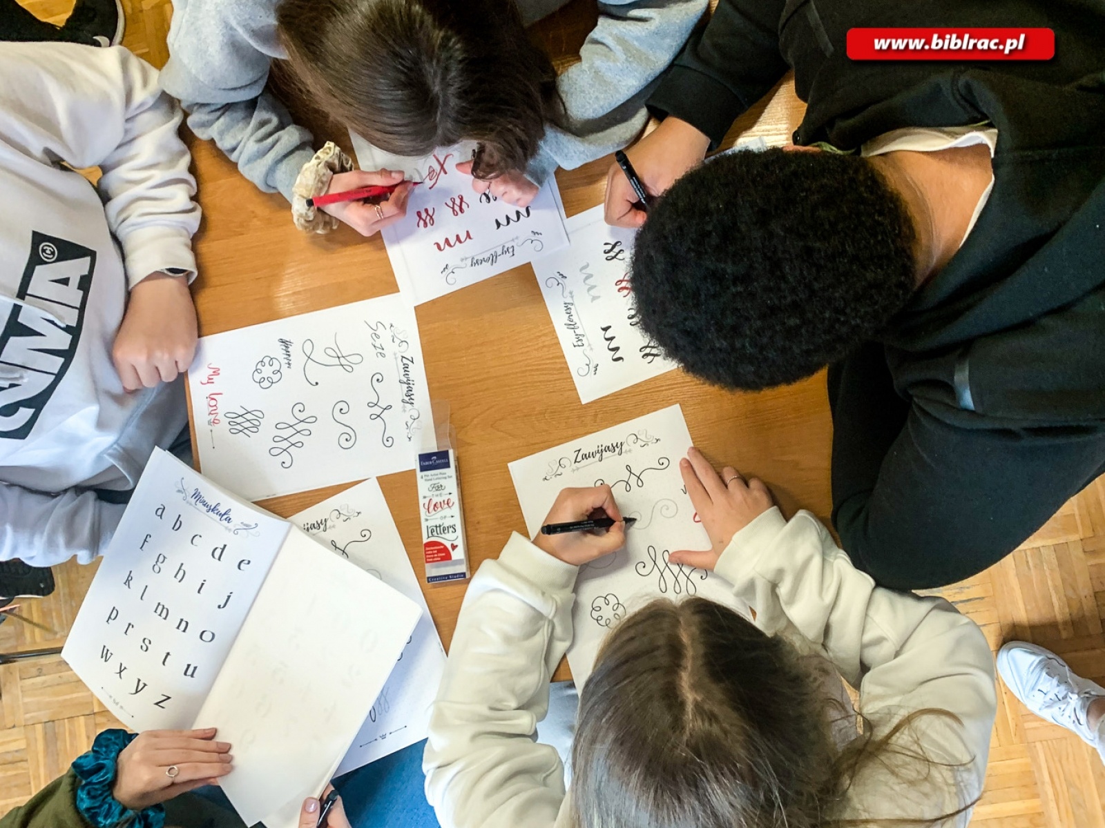 Zdjęcie w galerii na portalu naszraciborz.pl: Piękne pisanie i papierowe śnieżki w bibliotece na Ocicach wiadomości z regionu