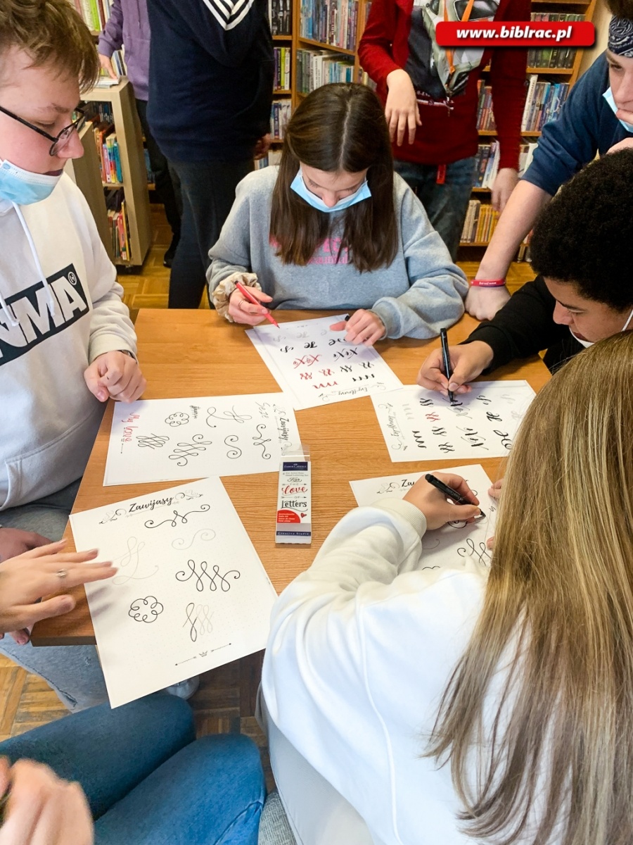 Zdjęcie w galerii na portalu naszraciborz.pl: Piękne pisanie i papierowe śnieżki w bibliotece na Ocicach wiadomości z regionu