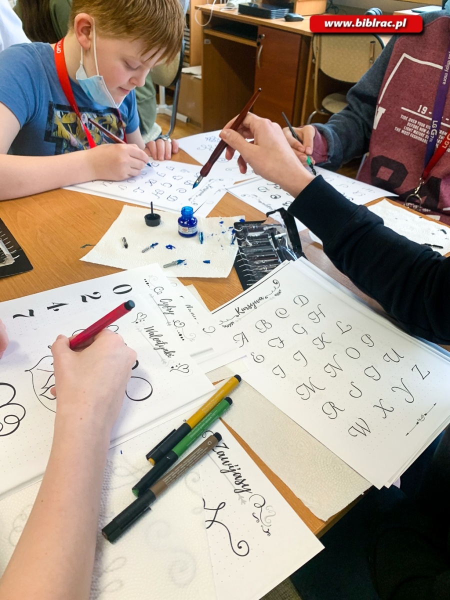 Zdjęcie w galerii na portalu naszraciborz.pl: Piękne pisanie i papierowe śnieżki w bibliotece na Ocicach wiadomości z regionu