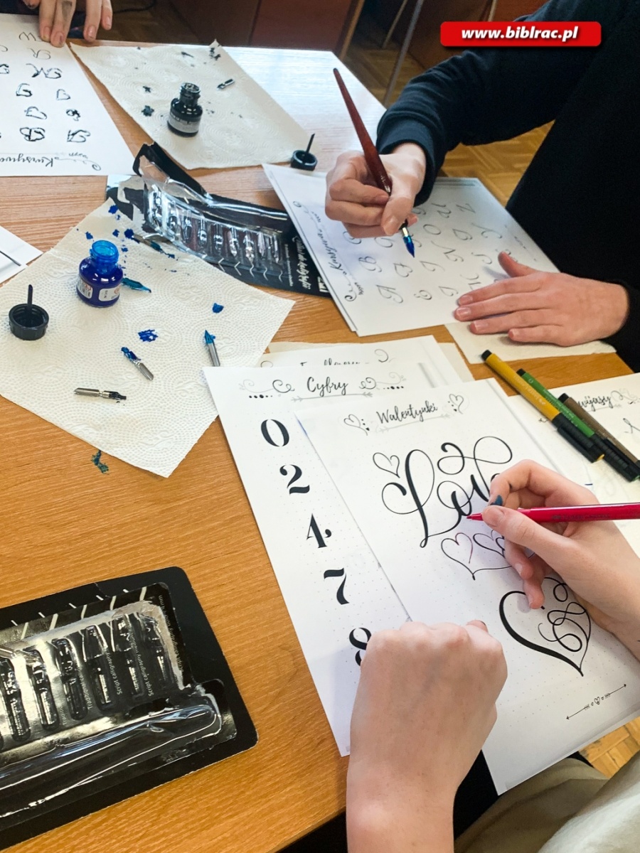Zdjęcie w galerii na portalu naszraciborz.pl: Piękne pisanie i papierowe śnieżki w bibliotece na Ocicach wiadomości z regionu
