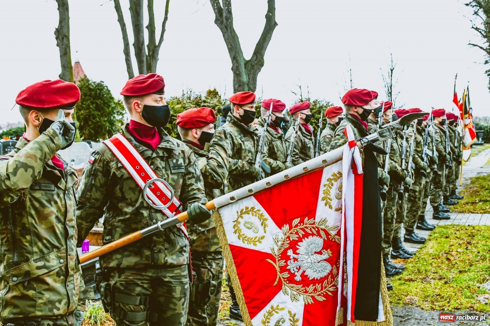 Zdjęcie w galerii na portalu naszraciborz.pl: Ostatnie pożegnanie pułkownika Mariana Szlapańskiego, weterana AK [FOTO i WIDEO] wiadomości z regionu