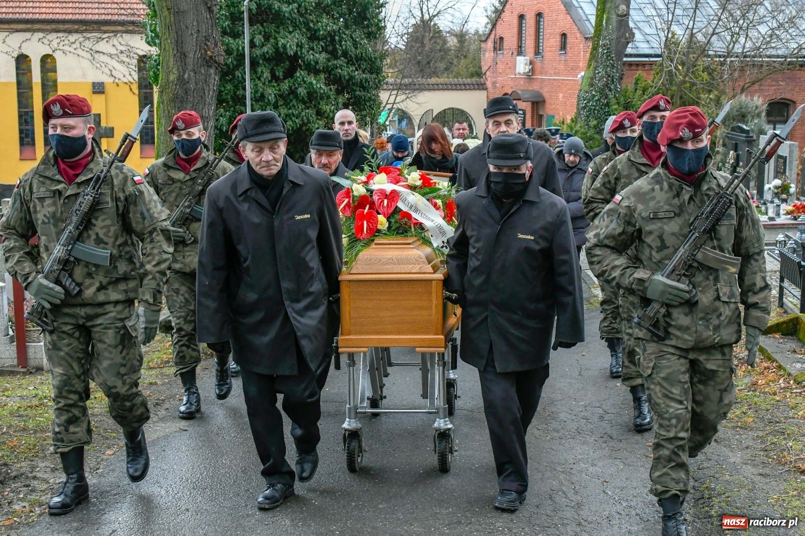 Zdjęcie w galerii na portalu naszraciborz.pl: Ostatnie pożegnanie pułkownika Mariana Szlapańskiego, weterana AK [FOTO i WIDEO] wiadomości z regionu