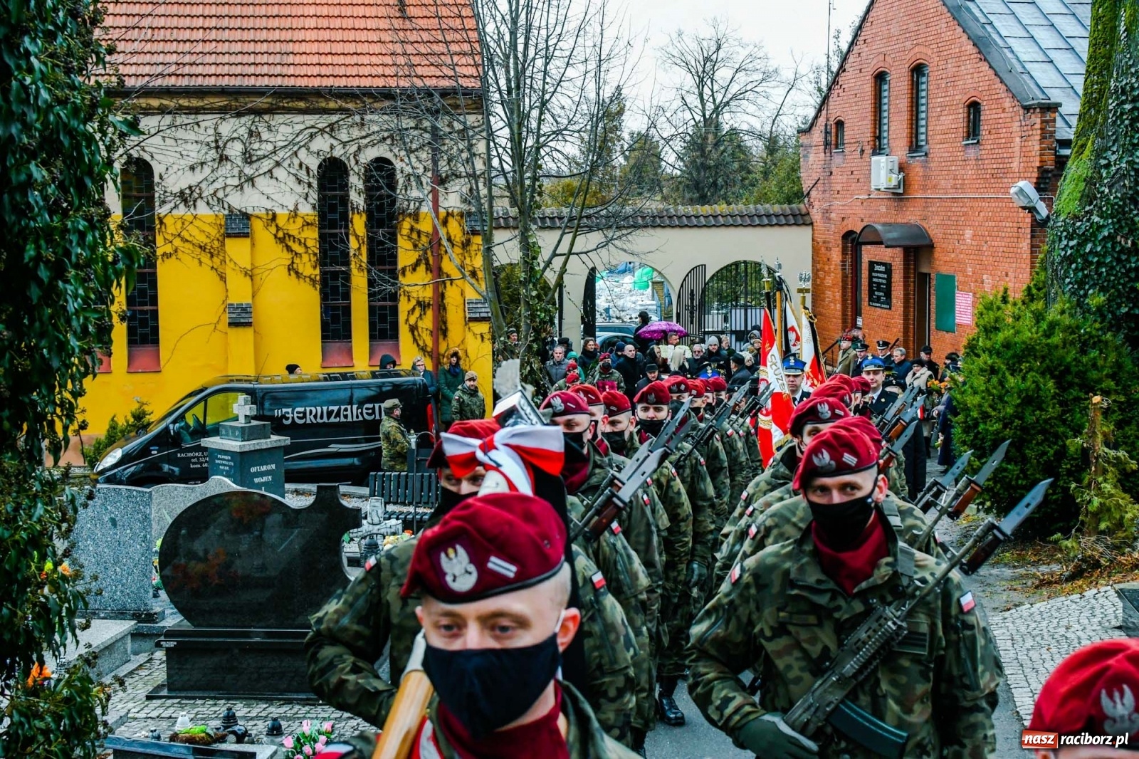 Zdjęcie w galerii na portalu naszraciborz.pl: Ostatnie pożegnanie pułkownika Mariana Szlapańskiego, weterana AK [FOTO i WIDEO] wiadomości z regionu