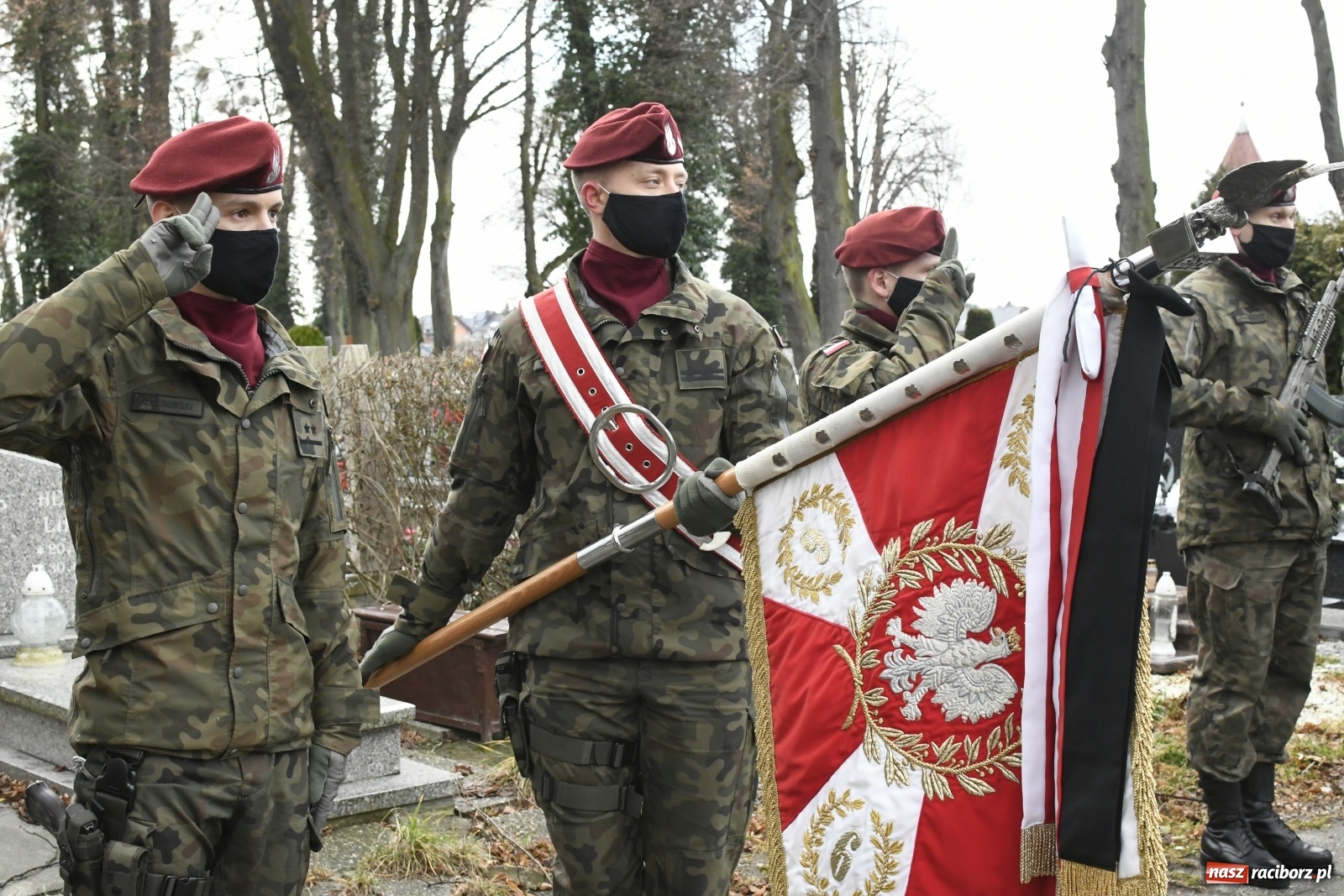 Zdjęcie w galerii na portalu naszraciborz.pl: Ostatnie pożegnanie pułkownika Mariana Szlapańskiego, weterana AK [FOTO i WIDEO] wiadomości z regionu