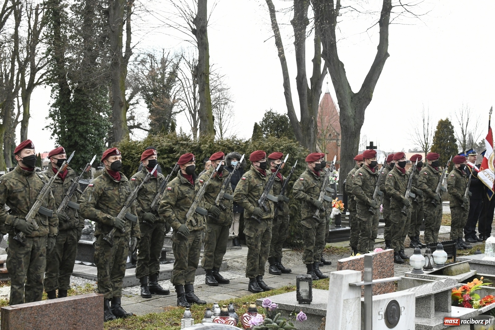 Zdjęcie w galerii na portalu naszraciborz.pl: Ostatnie pożegnanie pułkownika Mariana Szlapańskiego, weterana AK [FOTO i WIDEO] wiadomości z regionu