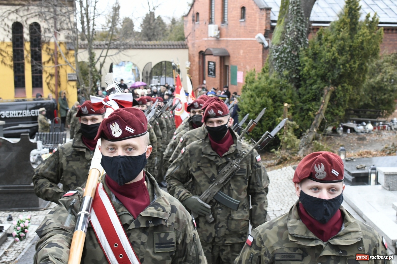 Zdjęcie w galerii na portalu naszraciborz.pl: Ostatnie pożegnanie pułkownika Mariana Szlapańskiego, weterana AK [FOTO i WIDEO] wiadomości z regionu