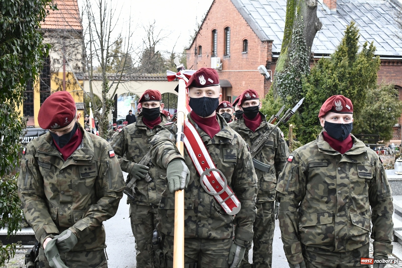 Zdjęcie w galerii na portalu naszraciborz.pl: Ostatnie pożegnanie pułkownika Mariana Szlapańskiego, weterana AK [FOTO i WIDEO] wiadomości z regionu