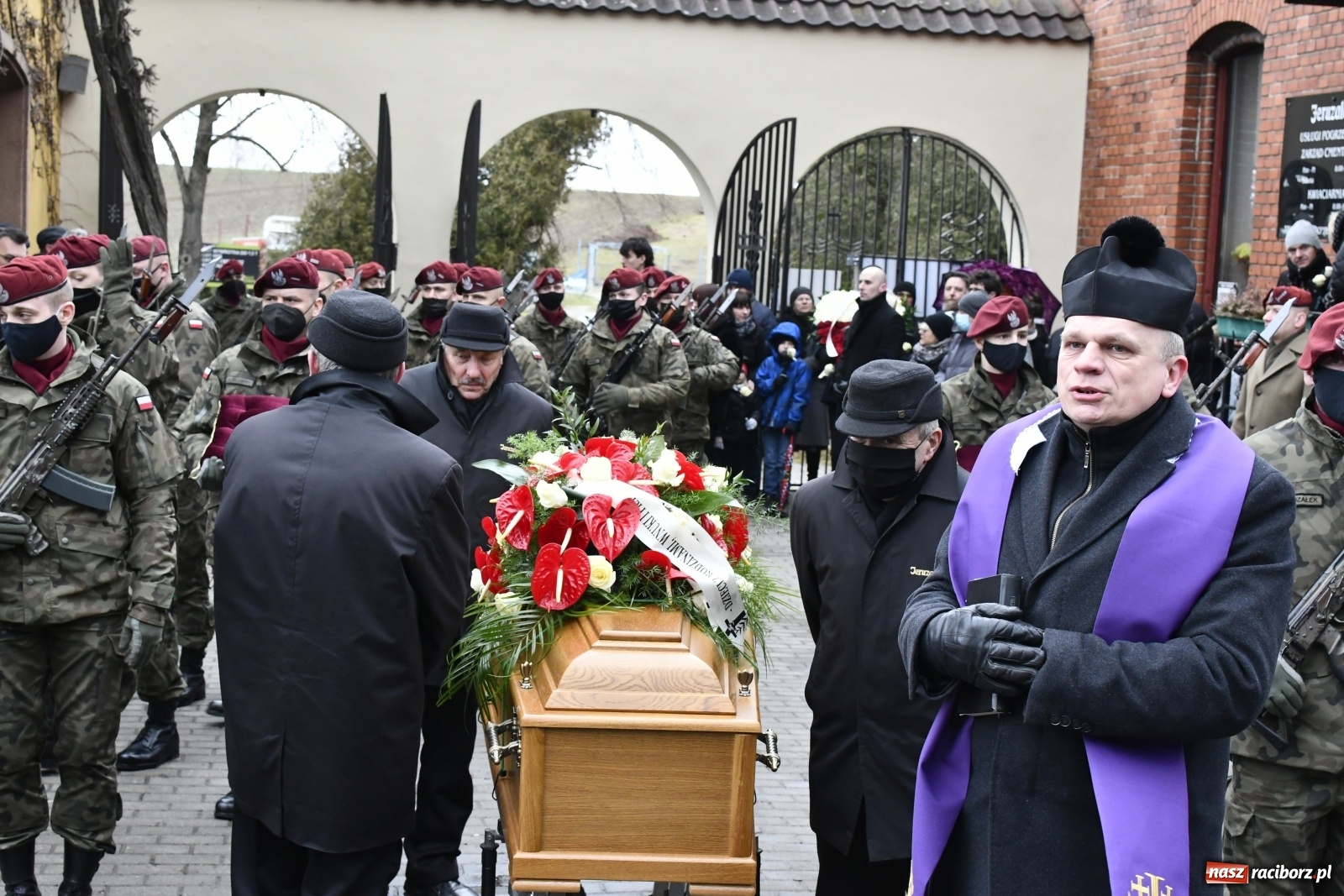 Zdjęcie w galerii na portalu naszraciborz.pl: Ostatnie pożegnanie pułkownika Mariana Szlapańskiego, weterana AK [FOTO i WIDEO] wiadomości z regionu