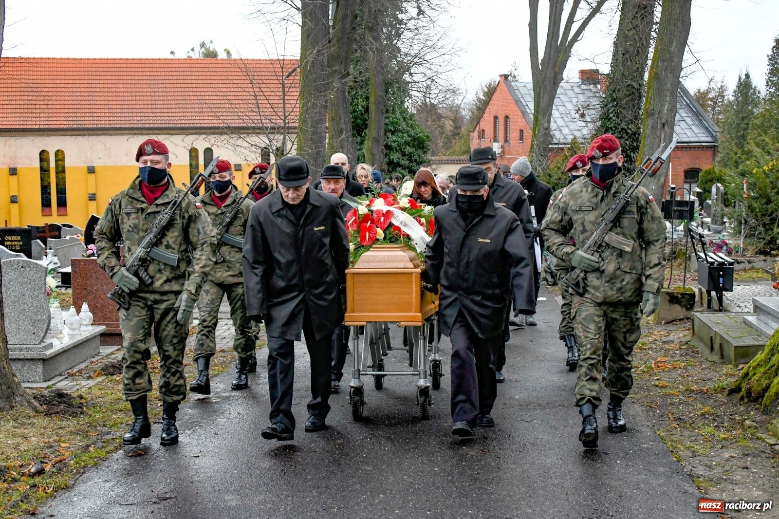 Zdjęcie w galerii na portalu naszraciborz.pl: Ostatnie pożegnanie pułkownika Mariana Szlapańskiego, weterana AK [FOTO i WIDEO] wiadomości z regionu