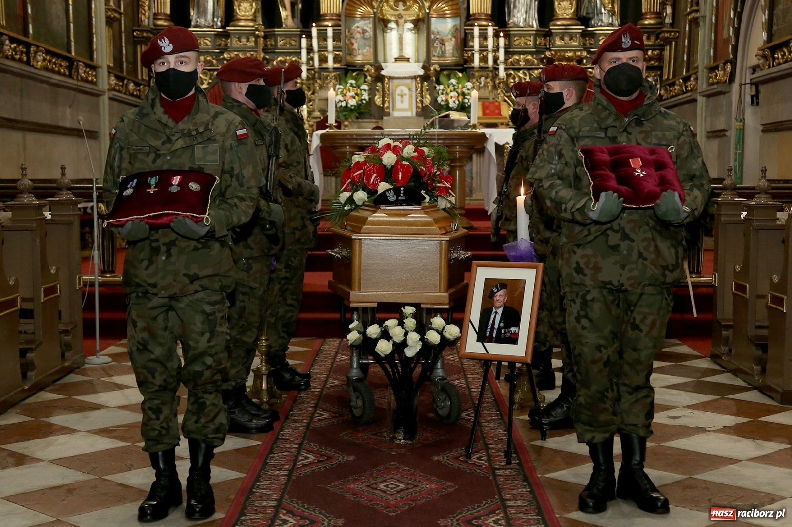 Zdjęcie w galerii na portalu naszraciborz.pl: Ostatnie pożegnanie pułkownika Mariana Szlapańskiego, weterana AK [FOTO i WIDEO] wiadomości z regionu