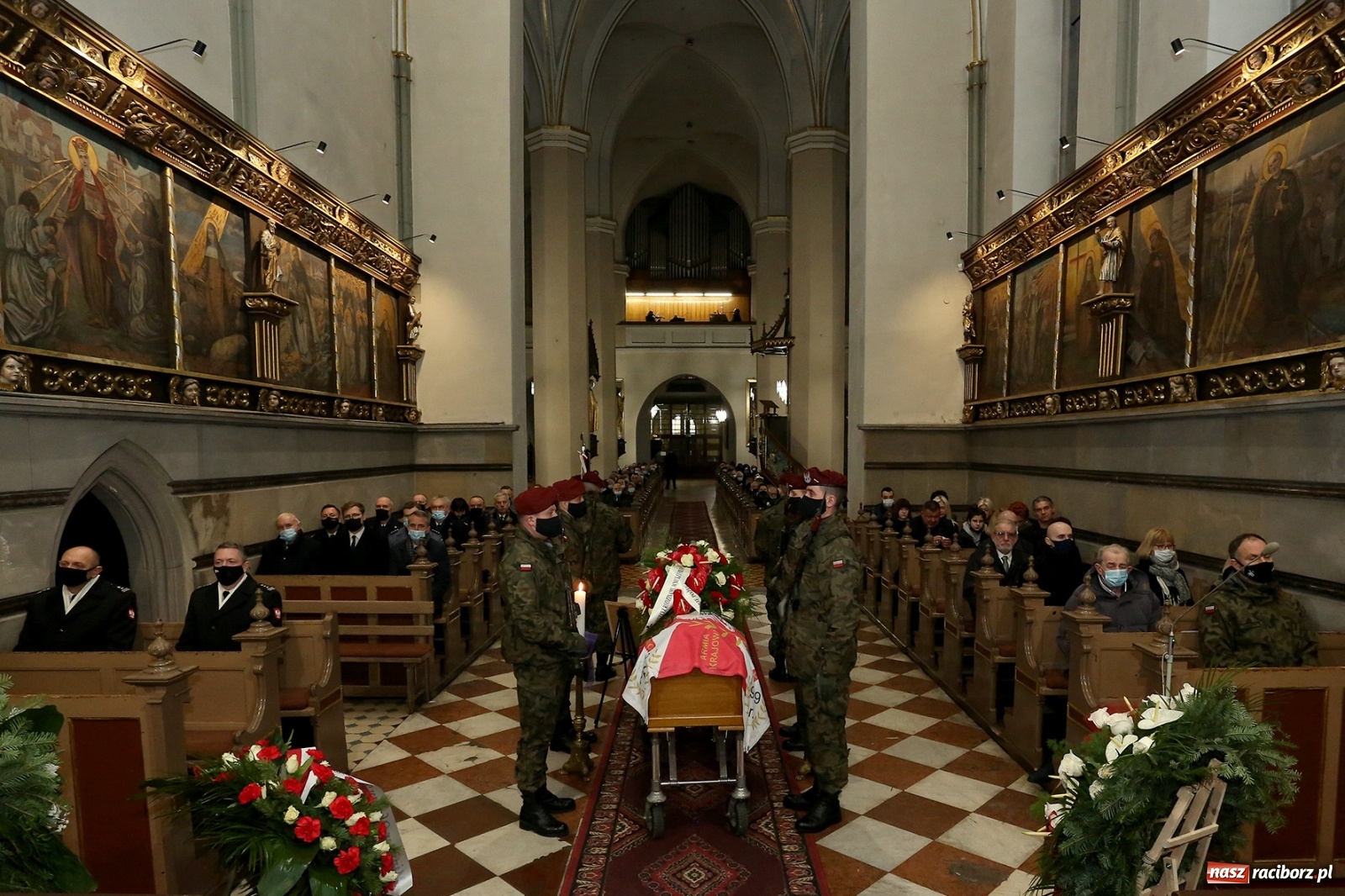 Zdjęcie w galerii na portalu naszraciborz.pl: Ostatnie pożegnanie pułkownika Mariana Szlapańskiego, weterana AK [FOTO i WIDEO] wiadomości z regionu