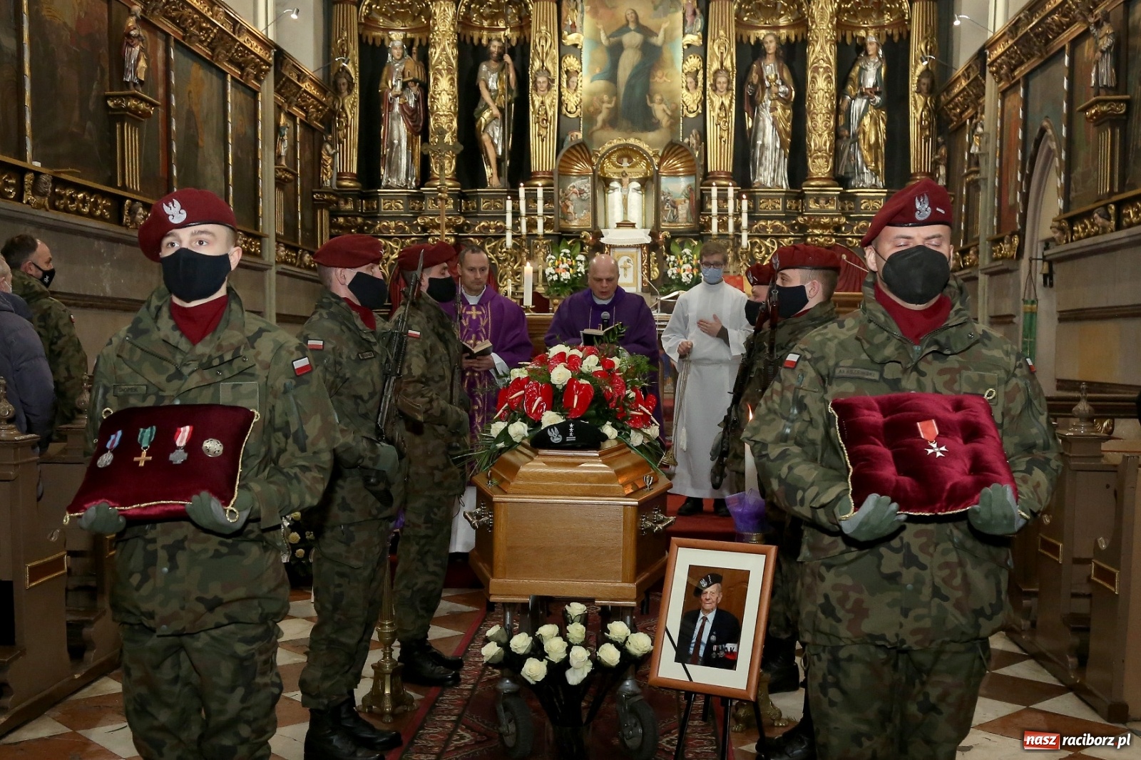 Zdjęcie w galerii na portalu naszraciborz.pl: Ostatnie pożegnanie pułkownika Mariana Szlapańskiego, weterana AK [FOTO i WIDEO] wiadomości z regionu