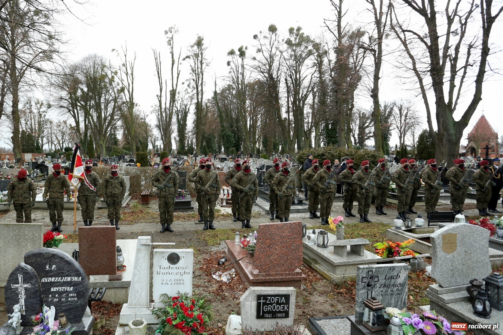 Zdjęcie w galerii na portalu naszraciborz.pl: Ostatnie pożegnanie pułkownika Mariana Szlapańskiego, weterana AK [FOTO i WIDEO] wiadomości z regionu