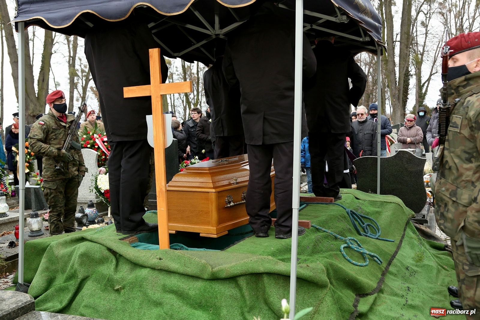 Zdjęcie w galerii na portalu naszraciborz.pl: Ostatnie pożegnanie pułkownika Mariana Szlapańskiego, weterana AK [FOTO i WIDEO] wiadomości z regionu