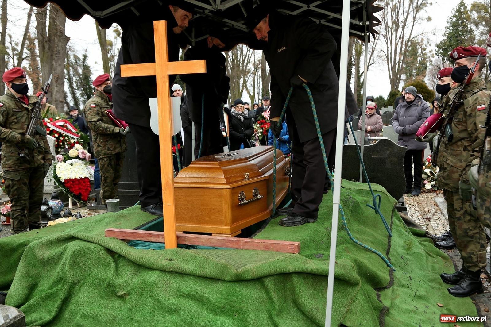 Zdjęcie w galerii na portalu naszraciborz.pl: Ostatnie pożegnanie pułkownika Mariana Szlapańskiego, weterana AK [FOTO i WIDEO] wiadomości z regionu