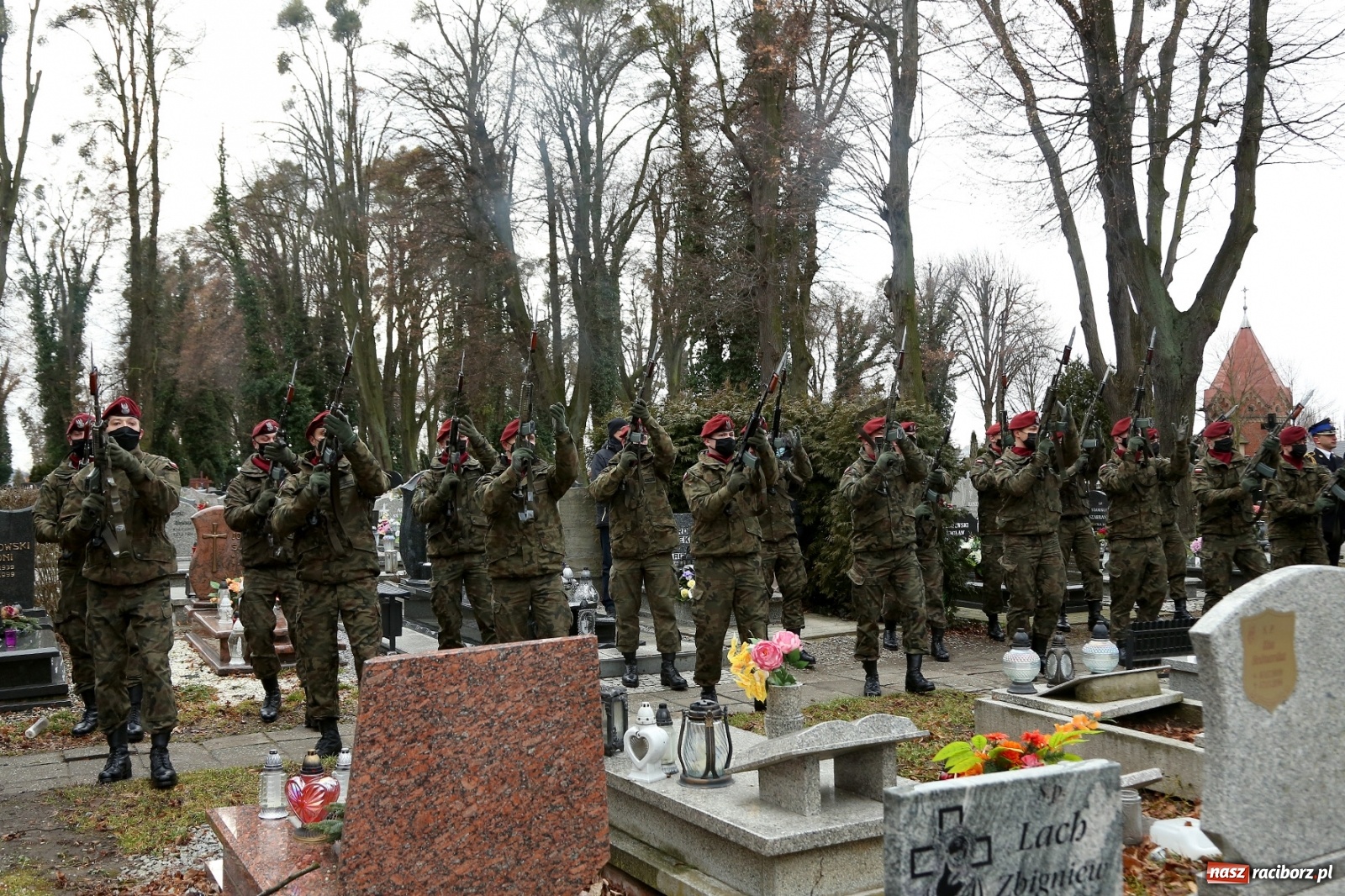 Zdjęcie w galerii na portalu naszraciborz.pl: Ostatnie pożegnanie pułkownika Mariana Szlapańskiego, weterana AK [FOTO i WIDEO] wiadomości z regionu