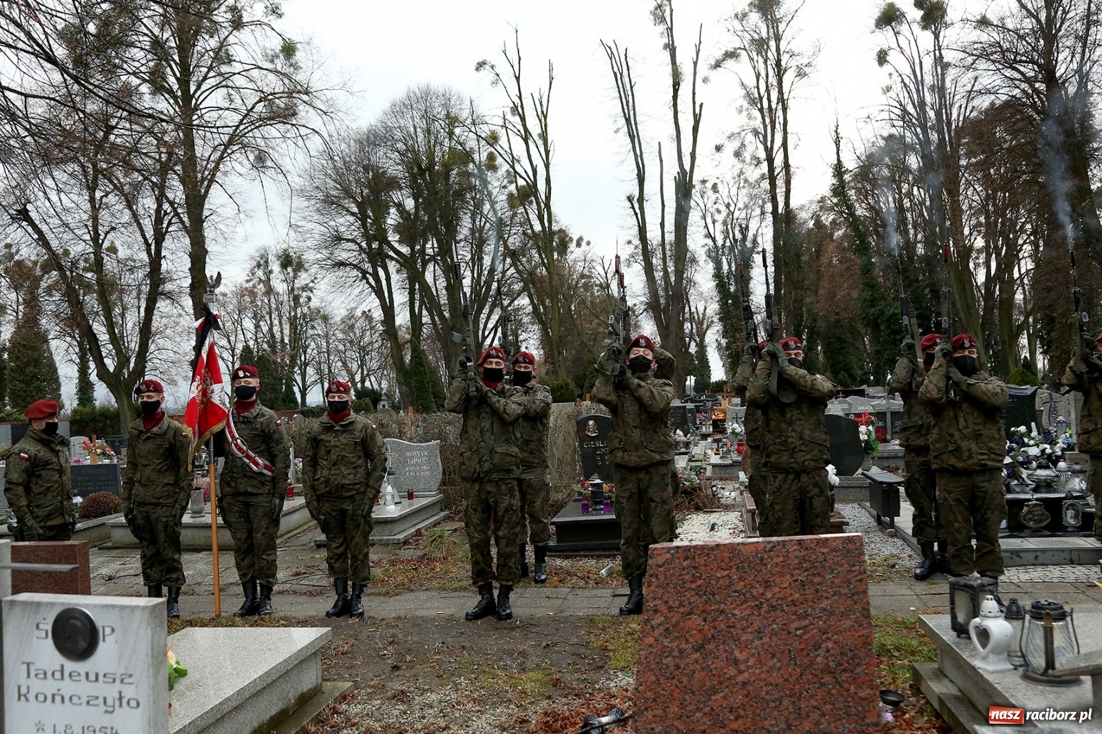 Zdjęcie w galerii na portalu naszraciborz.pl: Ostatnie pożegnanie pułkownika Mariana Szlapańskiego, weterana AK [FOTO i WIDEO] wiadomości z regionu