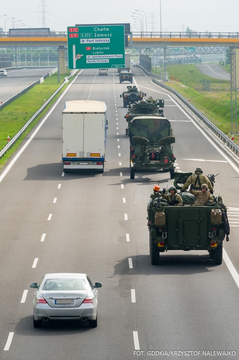 Zdjęcie w galerii na portalu naszraciborz.pl: Kolumny wojskowych pojazdów na A1 i A4 wiadomości z regionu
