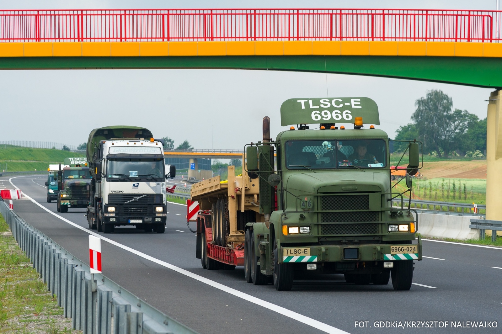 Zdjęcie w galerii na portalu naszraciborz.pl: Kolumny wojskowych pojazdów na A1 i A4 wiadomości z regionu