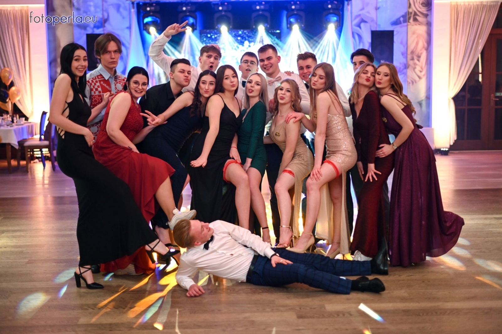 Zdjęcie w galerii na portalu naszraciborz.pl: Przeżyjmy to jeszcze raz. Ekonomik bawił się w dworku Komorno [FOTO] wiadomości z regionu