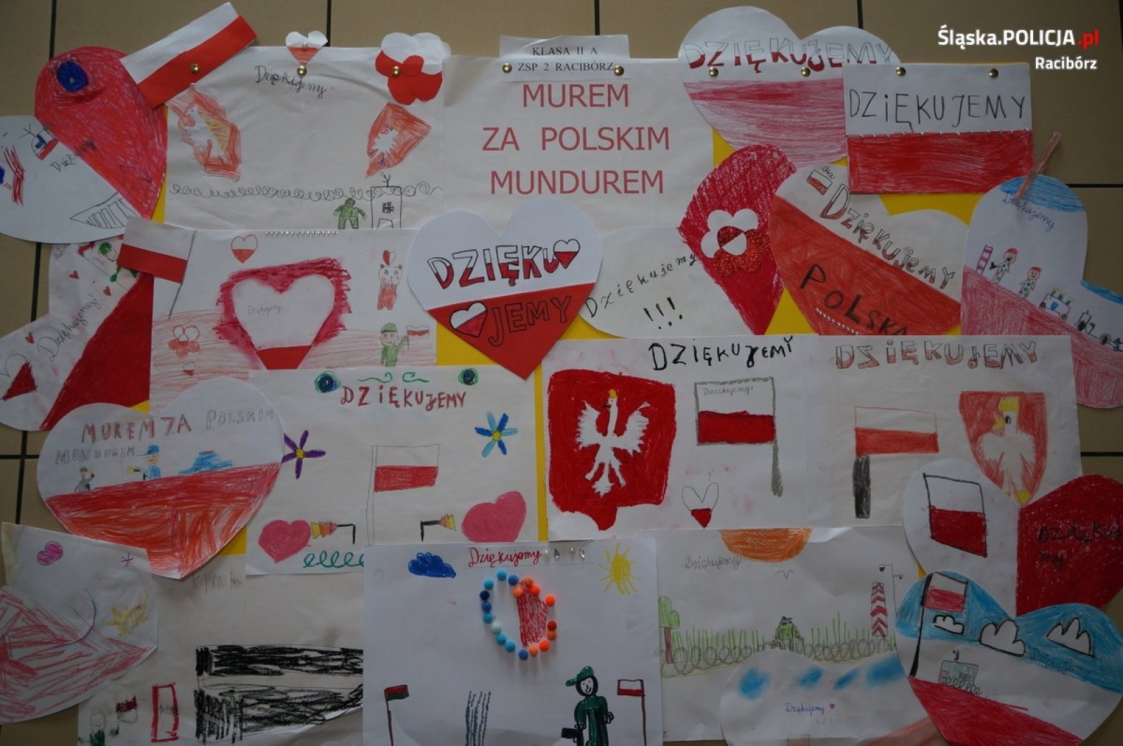 Zdjęcie w galerii na portalu naszraciborz.pl: Dzieci z Ocic murem za policyjnym mundurem wiadomości z regionu