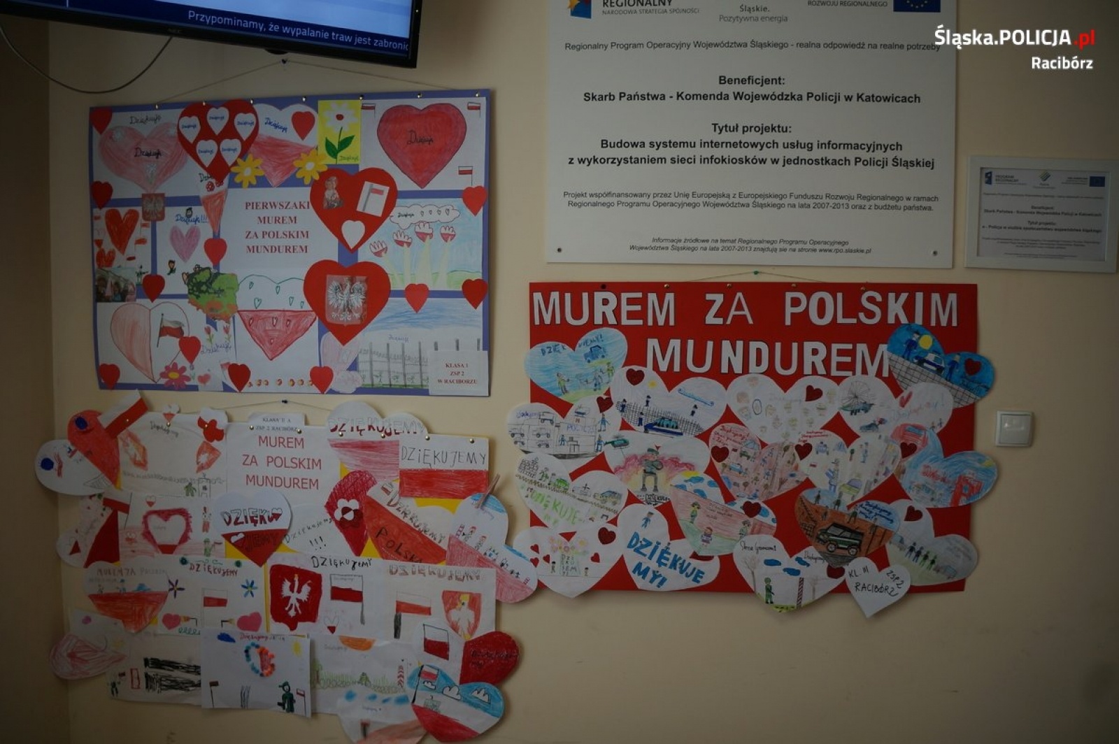 Zdjęcie w galerii na portalu naszraciborz.pl: Dzieci z Ocic murem za policyjnym mundurem wiadomości z regionu