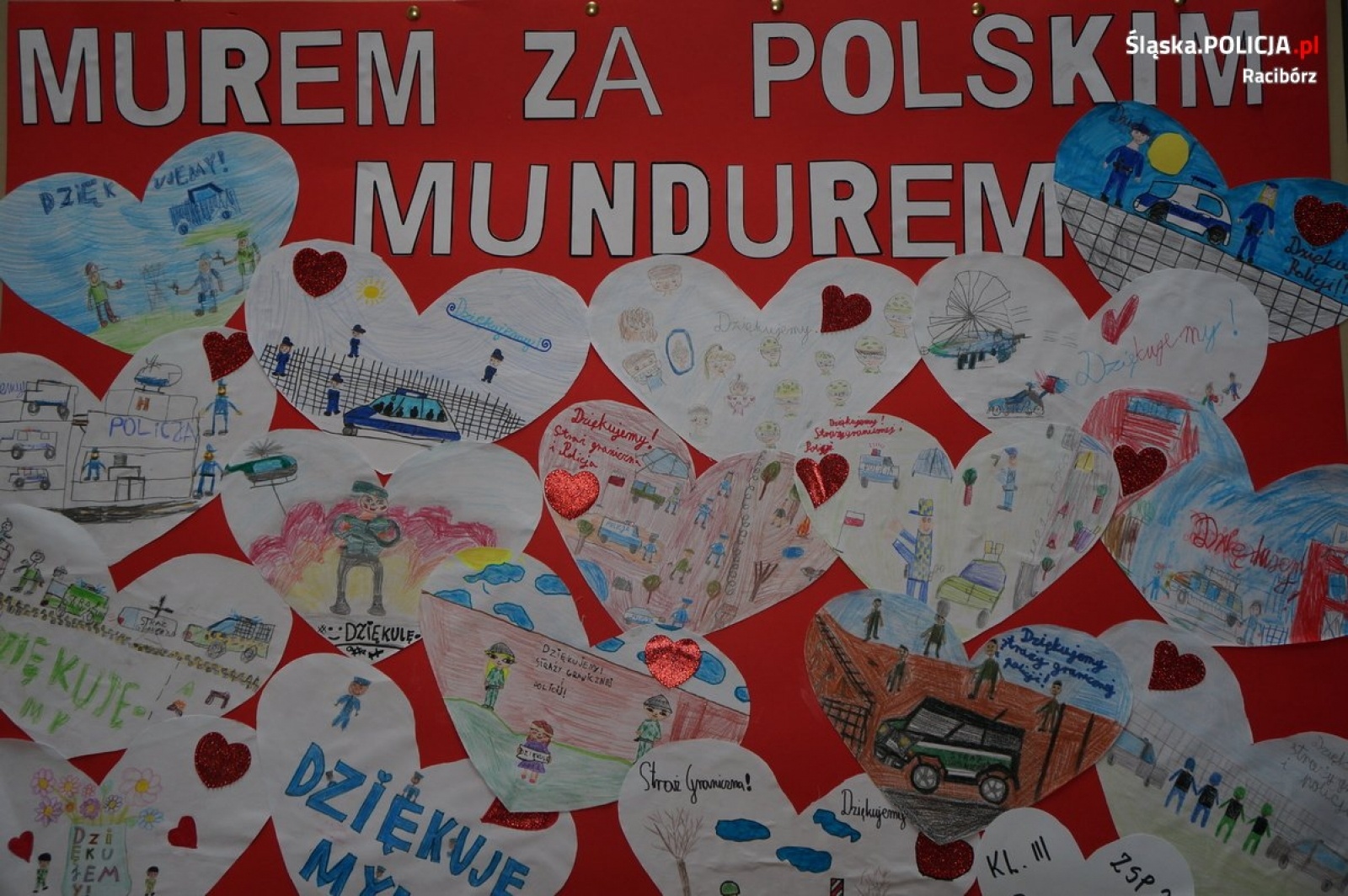 Zdjęcie w galerii na portalu naszraciborz.pl: Dzieci z Ocic murem za policyjnym mundurem wiadomości z regionu