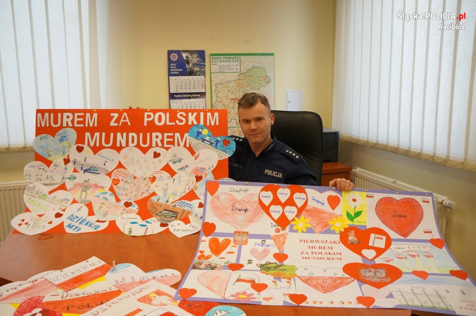 Zdjęcie w galerii na portalu naszraciborz.pl: Dzieci z Ocic murem za policyjnym mundurem wiadomości z regionu