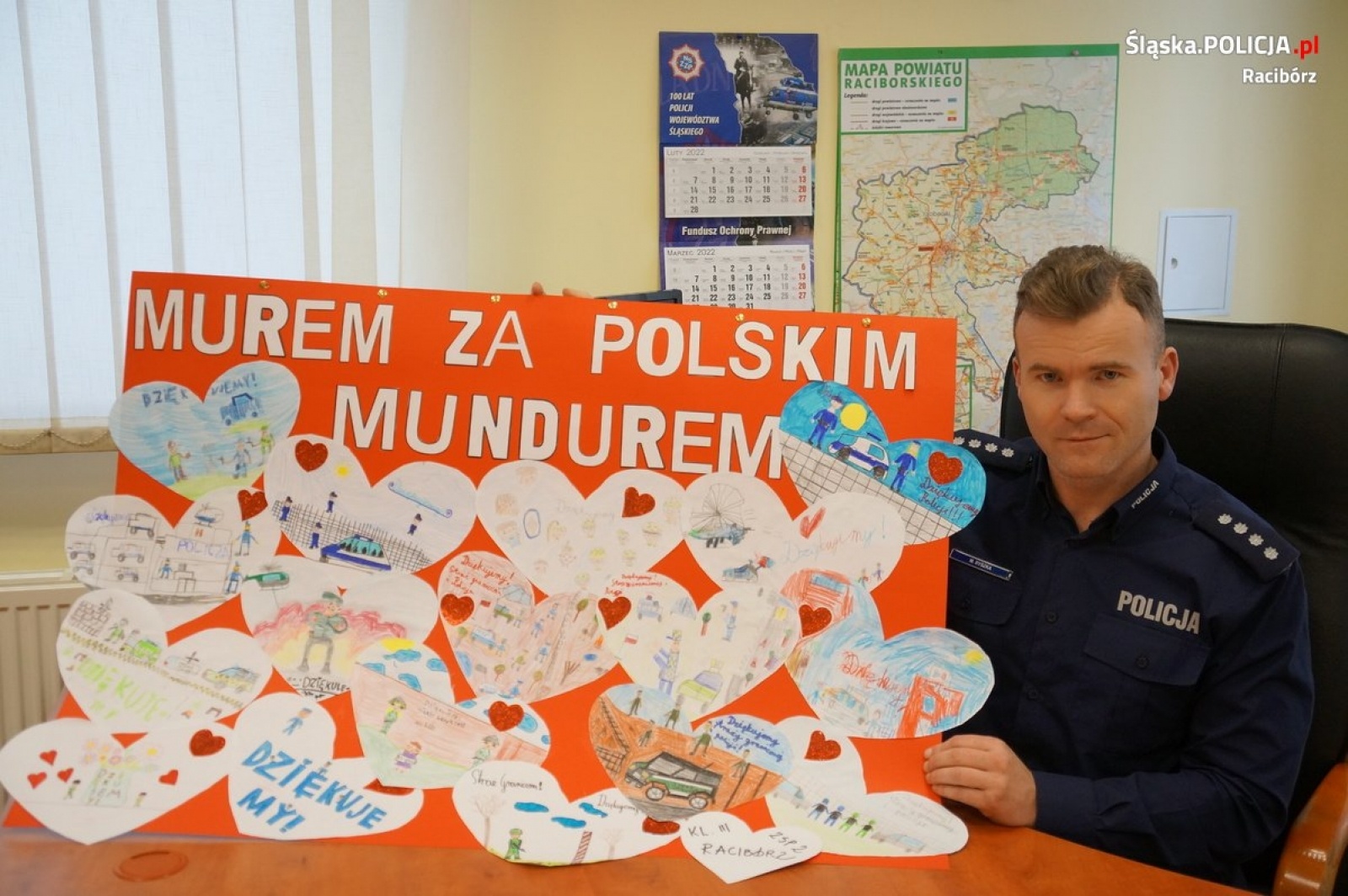 Zdjęcie w galerii na portalu naszraciborz.pl: Dzieci z Ocic murem za policyjnym mundurem wiadomości z regionu