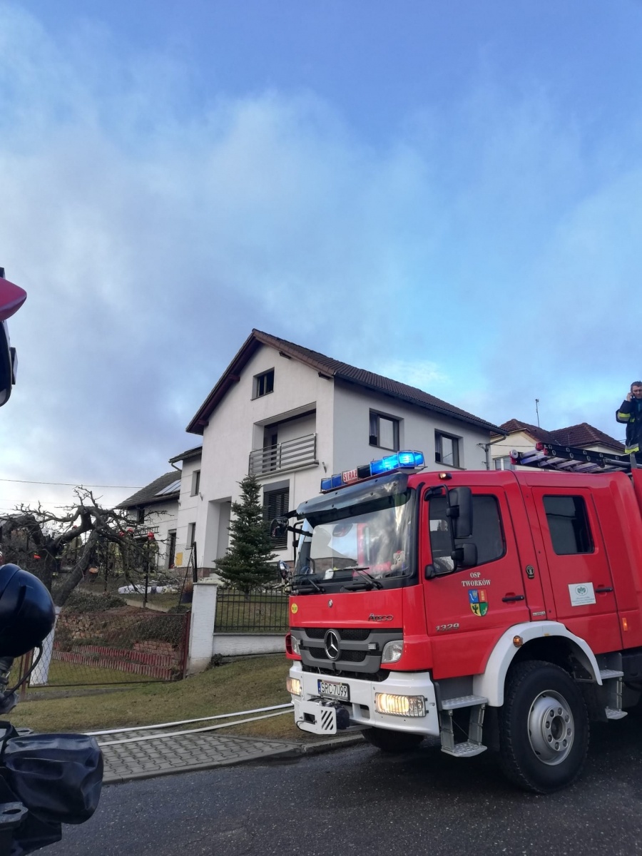 Zdjęcie w galerii na portalu naszraciborz.pl: Raport 998. 50 tys. złotych strat w pożarze poddasza w Bolesławiu [FOTO] wiadomości z regionu