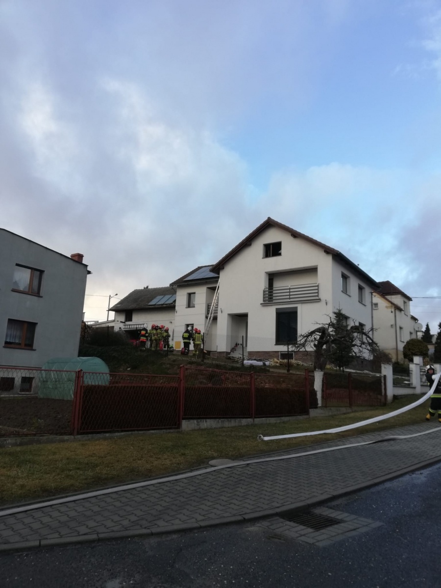 Zdjęcie w galerii na portalu naszraciborz.pl: Raport 998. 50 tys. złotych strat w pożarze poddasza w Bolesławiu [FOTO] wiadomości z regionu