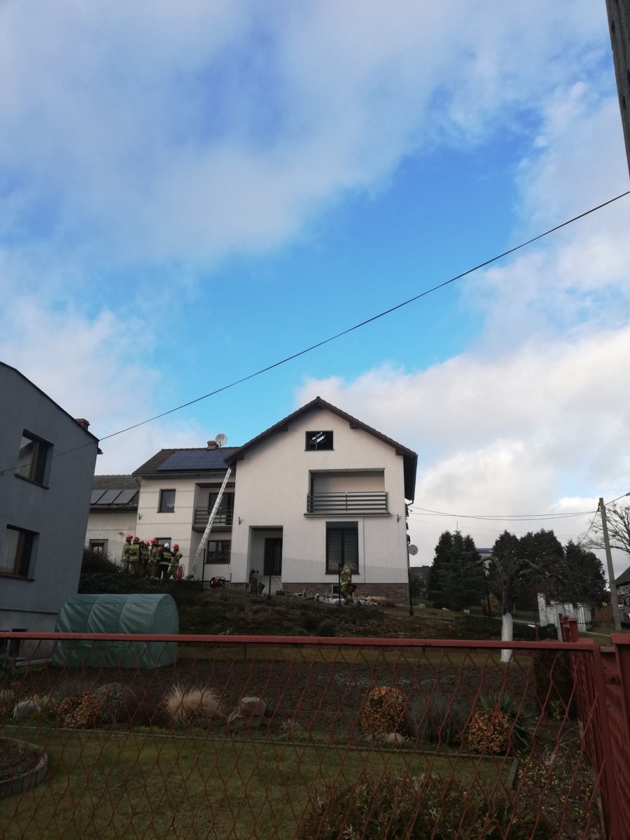 Zdjęcie w galerii na portalu naszraciborz.pl: Raport 998. 50 tys. złotych strat w pożarze poddasza w Bolesławiu [FOTO] wiadomości z regionu