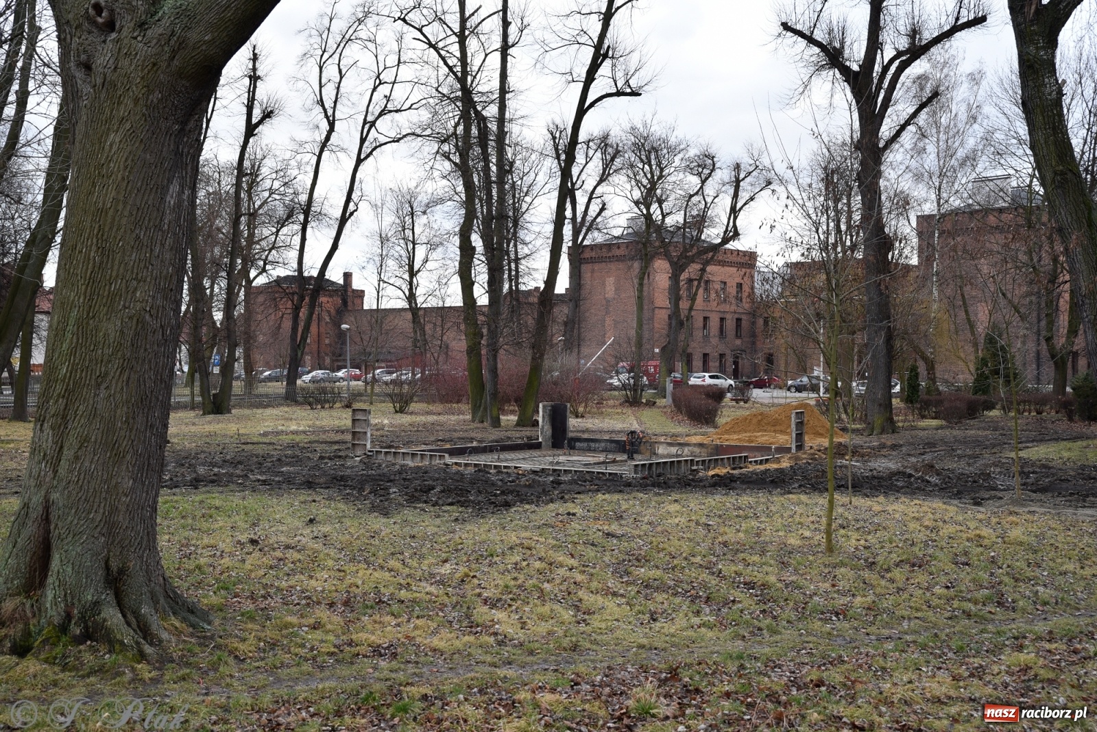 Zdjęcie w galerii na portalu naszraciborz.pl: Przy raciborskim Zakładzie Karnym powstaje pomnik Żołnierzy Wyklętych wiadomości z regionu