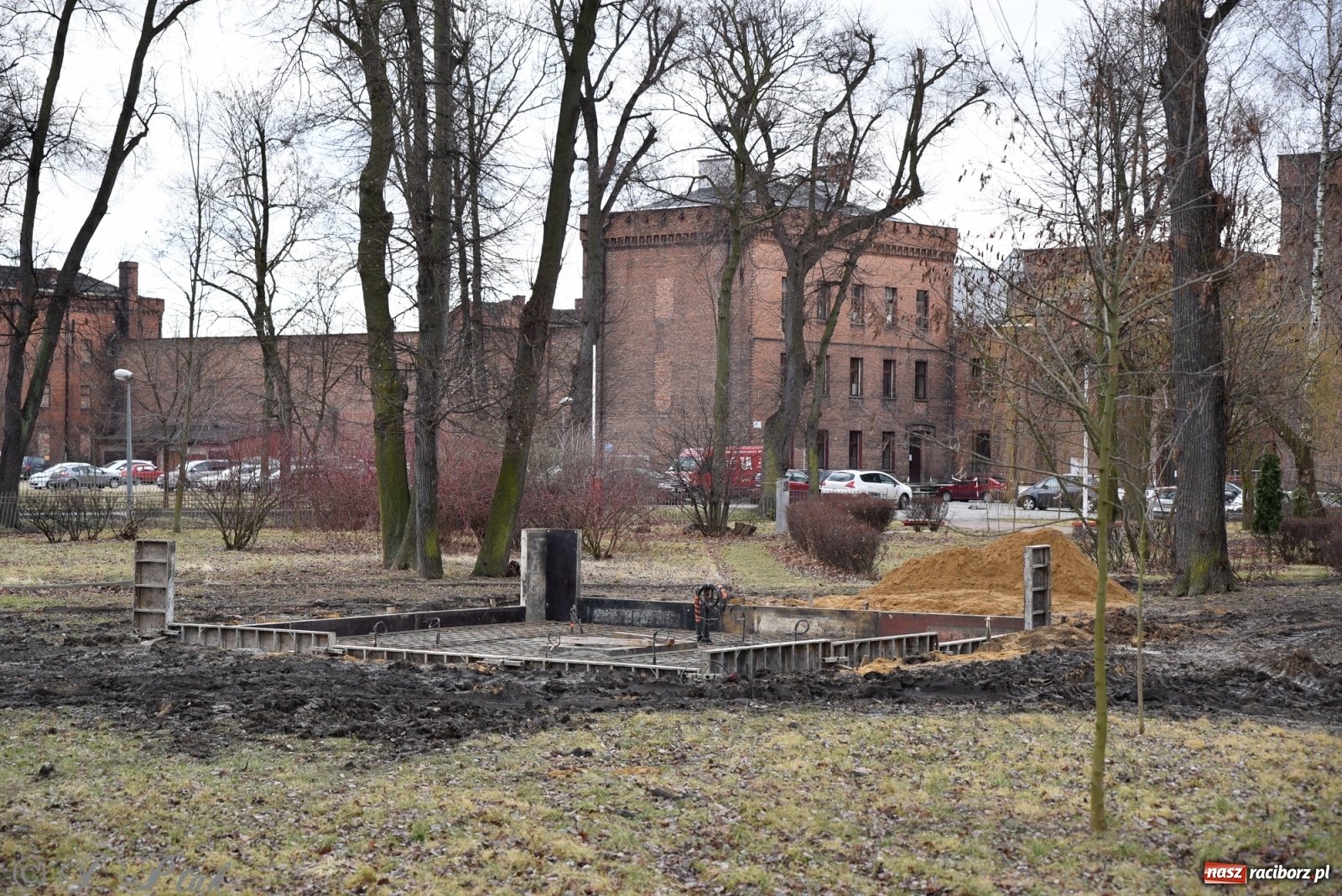Zdjęcie w galerii na portalu naszraciborz.pl: Przy raciborskim Zakładzie Karnym powstaje pomnik Żołnierzy Wyklętych wiadomości z regionu